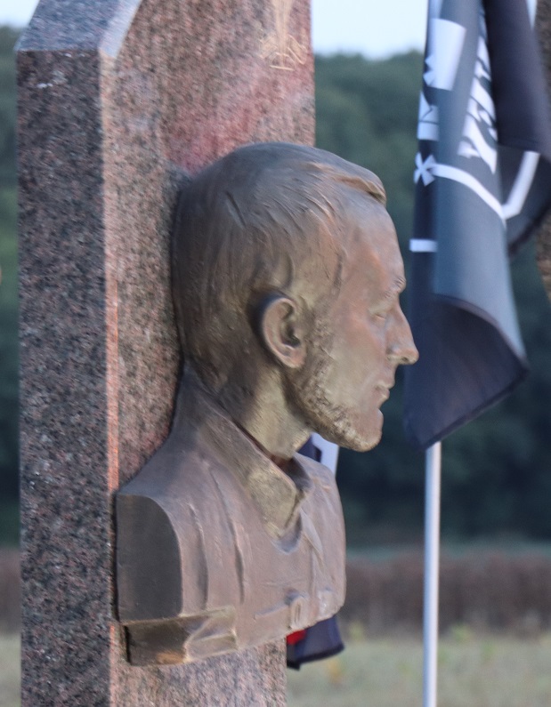 У Холодному Яру відкрили пам'ятник Денису та іншим захисникам України